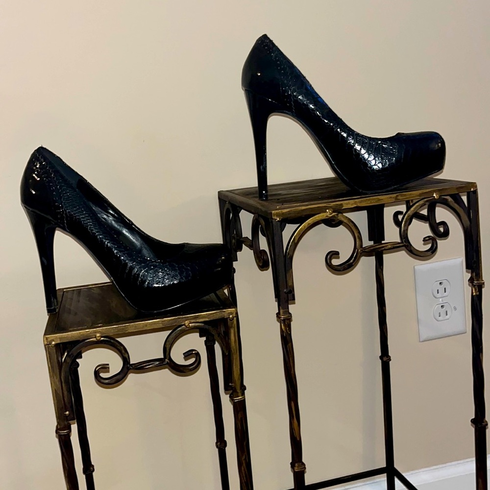 Kardashian Kollection Black Snakeskin and patent Pump Size 9